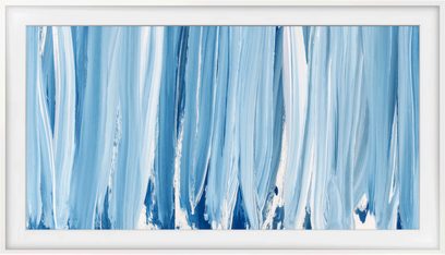 Cornice per televisore Samsung The Frame bianca, vista frontale, bordo sottile attorno a un motivo astratto blu