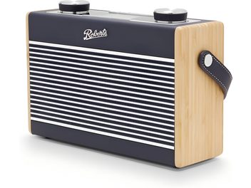 Radio de sobremesa Roberts Rambler Max en azul marino, frontal con nervaduras horizontales en blanco y azul, laterales en madera clara, dos botones giratorios metálicos en la parte superior, correa lateral de cuero azul marino con remache plateado, vista frontal derecha en tres cuartos.