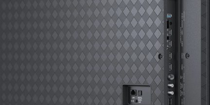 Schwarze TV-Rückseite mit HDMI-, USB-, LAN-Anschlüssen, Antennenbuchse und digitalem Audioausgang in Nahaufnahme