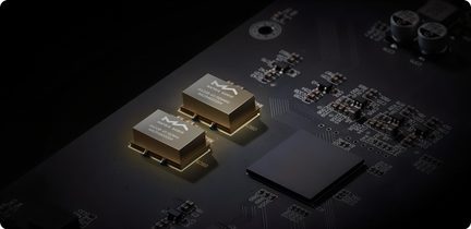 Kuldsed Matrix Audio helikiibid mustal trükkplaadil, elektroonikaplaadi lähivaade
