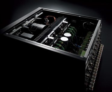 Výkonový vícekanálový zesilovač Onkyo PA-MC5501 v černé barvě, pohled shora z ptačí perspektivy, otevřený kryt odhalující vnitřní komponenty