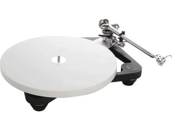Rega Planar 10 mat sort pladespiller med Apheta 3 MC-pickup, set lidt fra siden ovenfra, med tonearmen monteret