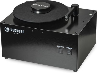 Černý vinylový přehrávač Rekkord Audio RCM, pohled shora z pravého předního 3/4 úhlu, talíř, rameno, vypínač a konektory na zadní straně