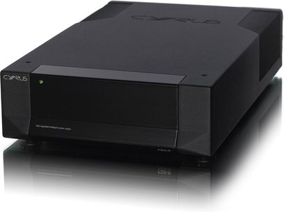 Sort Cyrus PSX-R strømforsyning, set forfra i let nedadgående vinkel, grøn LED-skærm "fully regulated intelligent power supply"