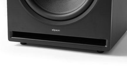 Černý matný subwoofer, membrána z tkaného vlákna, štěrbinový port na přední straně, logo Elipson, detailní pohled zepředu