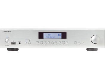Amplificador de alta fidelidad estéreo Rotel A12 MKII plateado, vista frontal, pantalla LCD azul que indica "CD TONE BYPASS 45", botones y tomas