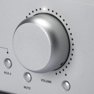 Bryston BR-20 stereoförförstärkare närbild på volymratt i silverfärgad aluminium med mute-knapp och RCA2-knapp