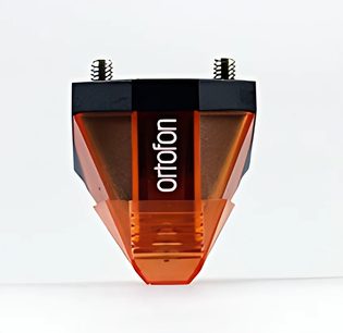 Ortofon 2M Bronze Verso vinylpickup, set nedefra, gennemsigtig orange krop, sort etiket, læsepinde