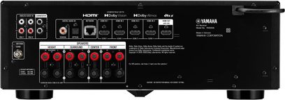 Bakside av den svarte Yamaha RX500A hjemmekinoforsterkeren med HDMI-innganger, høyttalerterminaler og lydkontakter
