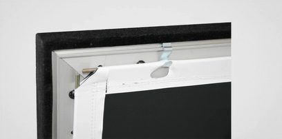 Oray Cineframe 16/9 300 cm fast projektionsskærm i hvid aluminium, nærbillede af venstre øverste hjørne set forfra