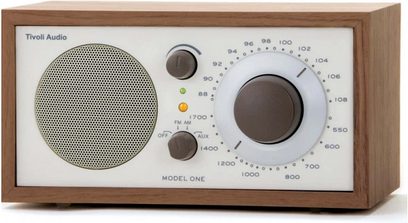 Tivoli Model One radio i valnød/beige, frontpanel, analogt ur, beige runde knapper og højttaler på træhus