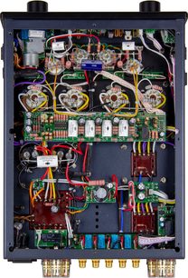 Vista interna di un amplificatore integrato hi-fi PrimaLuna Evo 100 nero con valvole, trasformatori, circuiti stampati e cablaggi