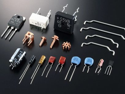 Elektroniske komponenter, skruer, møtrikker og værktøjer på sort baggrund: kondensatorer, modstande, diode, integreret kredsløb S5VB