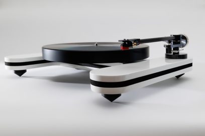 Hi-fi pladespiller Luphonic H2 hvid uden pickup, set fra 3/4 forfra, sort tonearm, sort pladetallerken