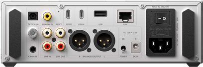 Aukštos kokybės FiiO K17 ausinių prietaisas iš šepetų aliuminio, galinis vaizdas, su optiniu, koaksialiniu, USB-C, USB-A, LAN RJ45, RCA, dviem XLR jungtimis, 4,4 mm lizdo įėjimu, maitinimo jungikliu ir IEC lizdu