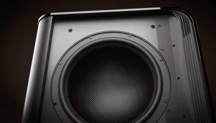 Sort subwoofer med stor cirkulær højttaler, nærbillede forfra og fra siden