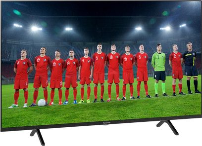 Panasonic TX-43LX800E-fladskærm, der viser et fodboldhold i røde trøjer opstillet på en grøn bane, set forfra