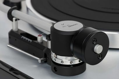 Thorens TD 403 DD Plattenspieler in Schwarz Hochglanz, Tonarm, Tonabnehmer, Plattenteller, Bedienelemente, Nahaufnahme aus 3/4-Frontansicht