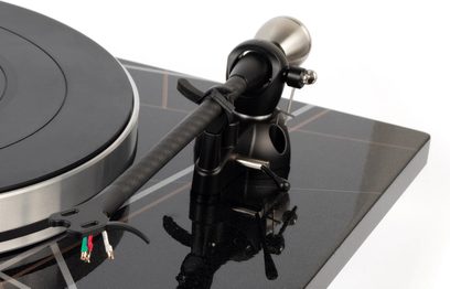 Must Auris Audio Funky vinüülplaadimängija, lähivaade helivarrest ja hõbedasest taldrikust