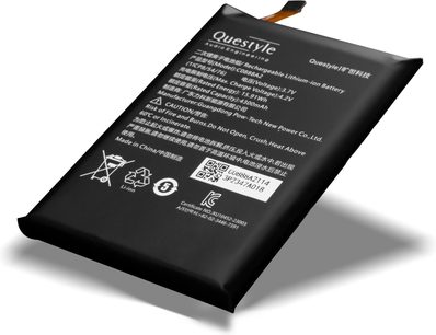 Baterie litiu-ion plată neagră Questyle pentru dispozitiv audio portabil, text alb și pictograme de siguranță