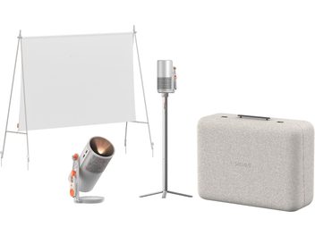 Set XGIMI MoGo 4 Laser Outdoor Collection gri argintiu din metal și pânză, vedere frontală de ansamblu, incluzând videoproiector cilindric cu grilaj perforat și butoane portocalii, trepied telescopic asortat, ecran mare de proiecție alb pe cadru și valiză rigidă texturată gri deschis
