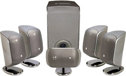 Bowers & Wilkins MT-10 5.1 kompakt højttalersæt, metallisk grå finish, på neutral lys grå baggrund