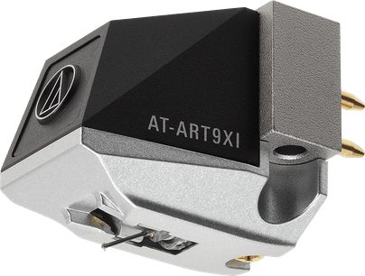 Celulă pentru pickup hi-fi Audio Technica AT-ART9XI, vedere din unghi, corp argintiu și negru cu conectori aurii
