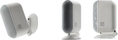Trys kompaktiški Q Acoustics 7000LRi baltų garsiakalbių vaizdai iš priekio, šono ir nugaros ant balto fono