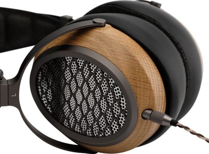 Close-up van de Sivga P2 PRO hifi-hoofdtelefoon, met bruin generfde oorschelp, zwart opengewerkt rooster en dik zwart oorkussen