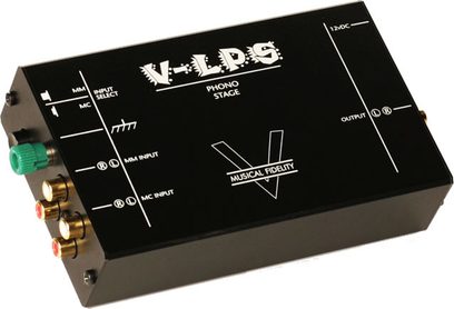 Musical Fidelity V-LPS phono-forforstærker set ovenfra, sort kabinet med hvide påskrifter og forgyldte stik