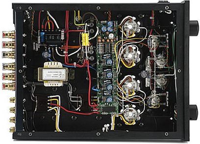 PrimaLuna ProLogue Two stereo hi-fi pastiprinātājs, iekšējais skats, kas parāda elektroniskās shēmas, vadus un komponentus