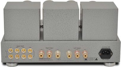 Amplificatore hi-fi a valvole Line Magnetic LM-216IA argento, vista frontale, 3 moduli rettangolari grigio chiaro con manopole e prese