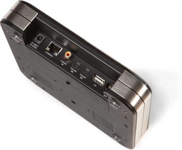 Integrovaný stereo hi-fi zesilovač Electrocompaniet RENA S2, pohled shora, viditelné konektory: Ethernet, koaxiální, TOSLINK, USB, optický