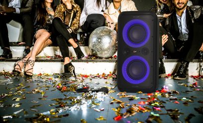 Sort bærbar Bluetooth-højttaler Klipsch GIG XXL omgivet af konfetti og mennesker, der fester