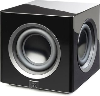 Subwoofer MartinLogan Abyss 8 v černé lakové úpravě, krychlový tvar, přední strana s kruhovým reproduktorem a lesklým povrchem