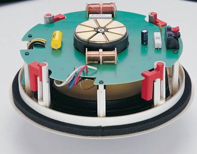 Bowers & Wilkins CCM 65 indbygningshøjttaler til loft, eksploderet visning af de indre komponenter på turkis baggrund