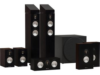 Pachet de boxe Monitor Audio Bronze 300 7.1.2 din lemn placat cu nuc închis, compus din două coloane subțiri cu dublu woofer, o boxă centrală orizontală, două boxe compacte pentru raft, două boxe plate pentru efecte de înălțime și un subwoofer cubic, vedere din trei sferturi frontală.