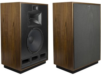 Diffusori da pavimento Klipsch Cornwall IV finitura noce, cabinet in legno marrone venato con base nera, vista a tre quarti che mostra su uno il padiglione nero, il grande woofer e tre condotti rettangolari, mentre l’altro è dotato di griglia in tessuto grigio antracite