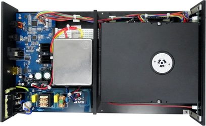 Nuprime CDT-10 sølvfarget CD-spiller, åpen visning av innsiden med elektroniske komponenter, kretskort og flerfargede kabler
