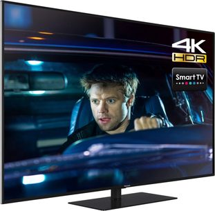 Panasonic TX-55GX600E 4K HDR Smart TV, der viser en mand med kort, blondt hår bag rattet i en bil