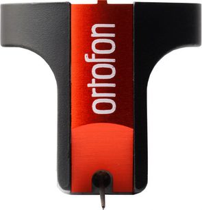 Ortofon Cadenza Red vinylpickup, tæt forfra, sort og rød krop med hvid skrift, læsespids synlig
