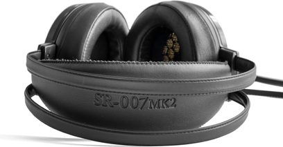 Åbent hi-fi hovedsæt STAX Omega SR-007 Reference MK 2 sort, set forfra, ørepuder i læder, polstret hovedbøjle, gylden logo
