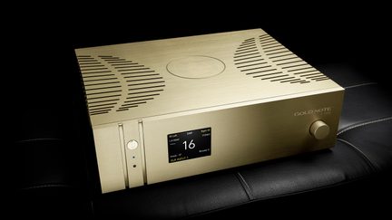 Gold Note P-1000 hi-fi forforstærker i gylden aluminium med digital frontskærm og stor højre knap, set i trekvart profil