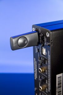 Trasmettitore Bluetooth Cambridge Audio BT100 nero, vista posteriore ravvicinata, connettori audio e interruttore visibili