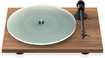 Pro-Ject T1 EVO BT yüksek kaliteli plak çalar, şeffaf cam plak tablası ve ahşap taban üzerine monte edilmiş siyah ton kolu ile ceviz renkli
