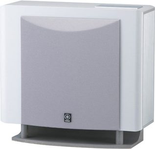 Lys grå kubisk Yamaha YST-FSW100 subwoofer, sort logo i nederste højre hjørne på forsiden