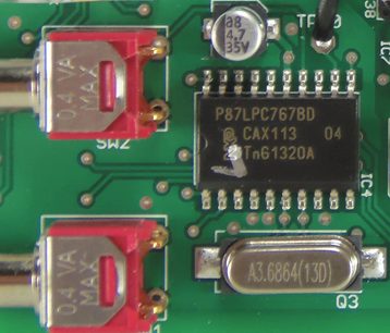 Žalia spausdintinė plokštė su elektroninėmis detalėmis, integrinėmis grandimis, kondensatoriais ir varžomis, artimas viršutinis vaizdas