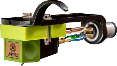 Nagaoka MP-150H phono-pickup i lysegrøn plast med guldfarvet frontplade, monteret på sort metalheadshell med buet håndtag, synlige rød, hvid, grøn og blå ledninger samt guldbelagte stik, nærbillede fra siden