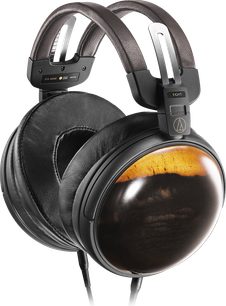Lukket, kablet hi-fi hovedtelefon Audio Technica ATH-AWKG, set fra siden, trækopper, sorte puder, brun polstret hovedbøjle