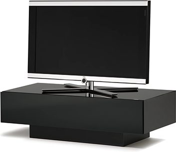 Rektangulært, blankt sort TV-møbel med glashylde, lukket base og plads til en fladskærm ovenpå, set forfra